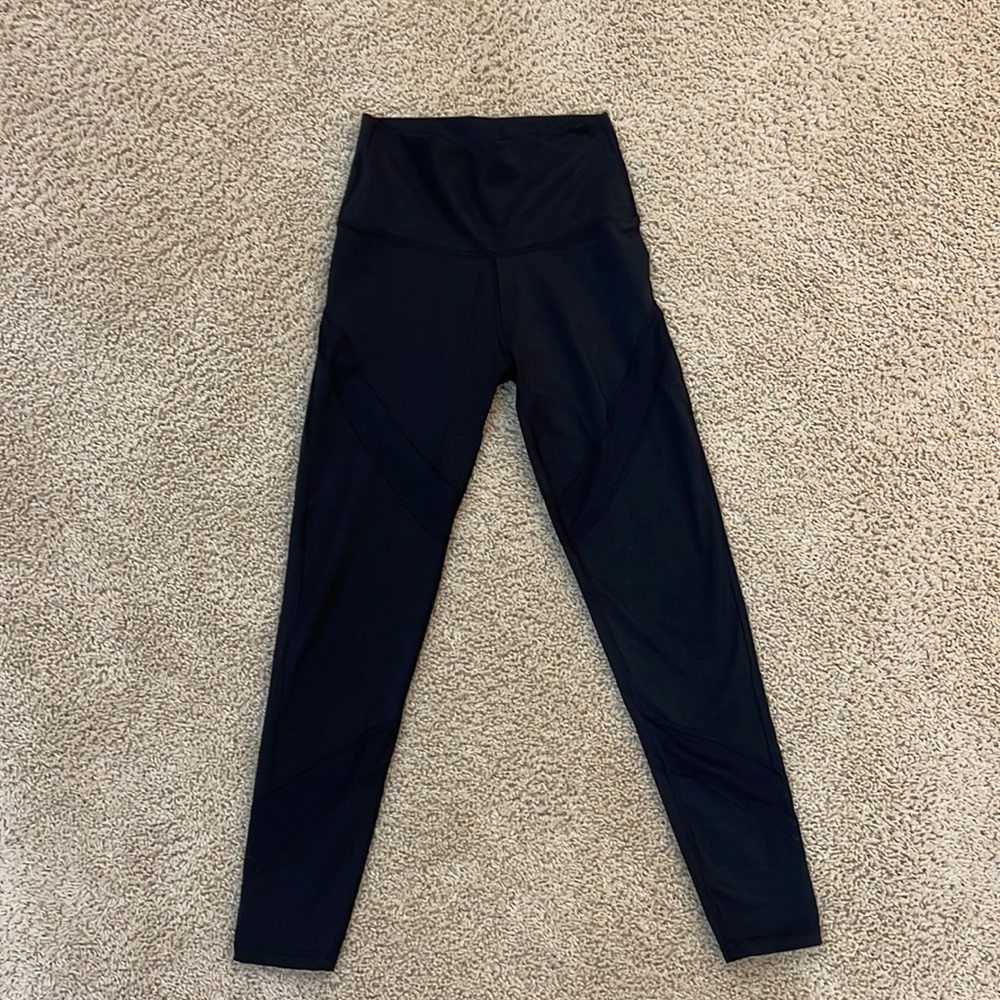 Black Aerie leggings (cropped above the ankle)